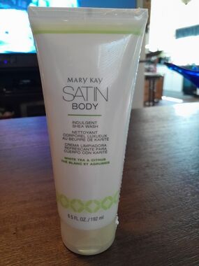 Mary Kay Satin Body Indulgent Shea Wash — White & Lime Green
